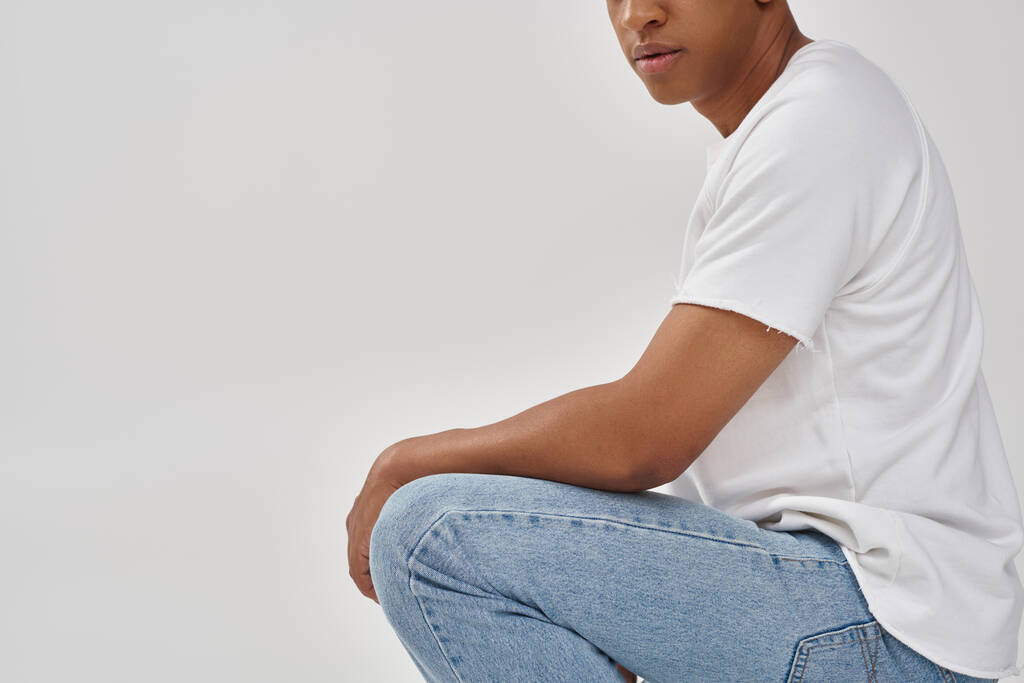 hombre afroamericano con estilo en jeans casual de moda y camiseta blanca, espacio de copia para la publicidad - Foto, imagen