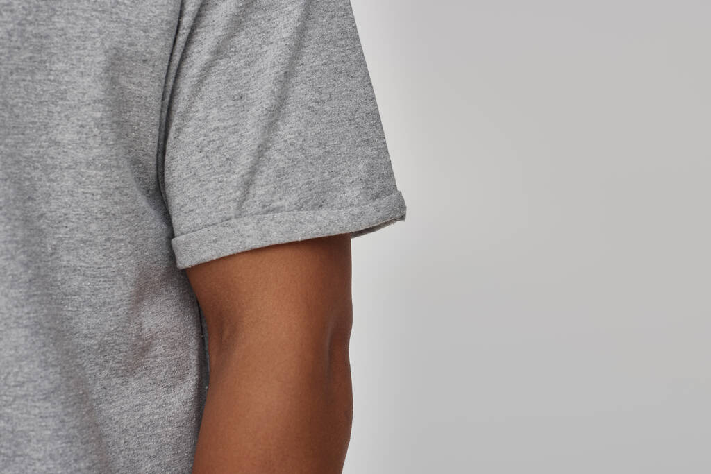 modny młody Afroamerykanin człowiek w szarym t-shirt casual, kopia miejsca na reklamę - Zdjęcie, obraz
