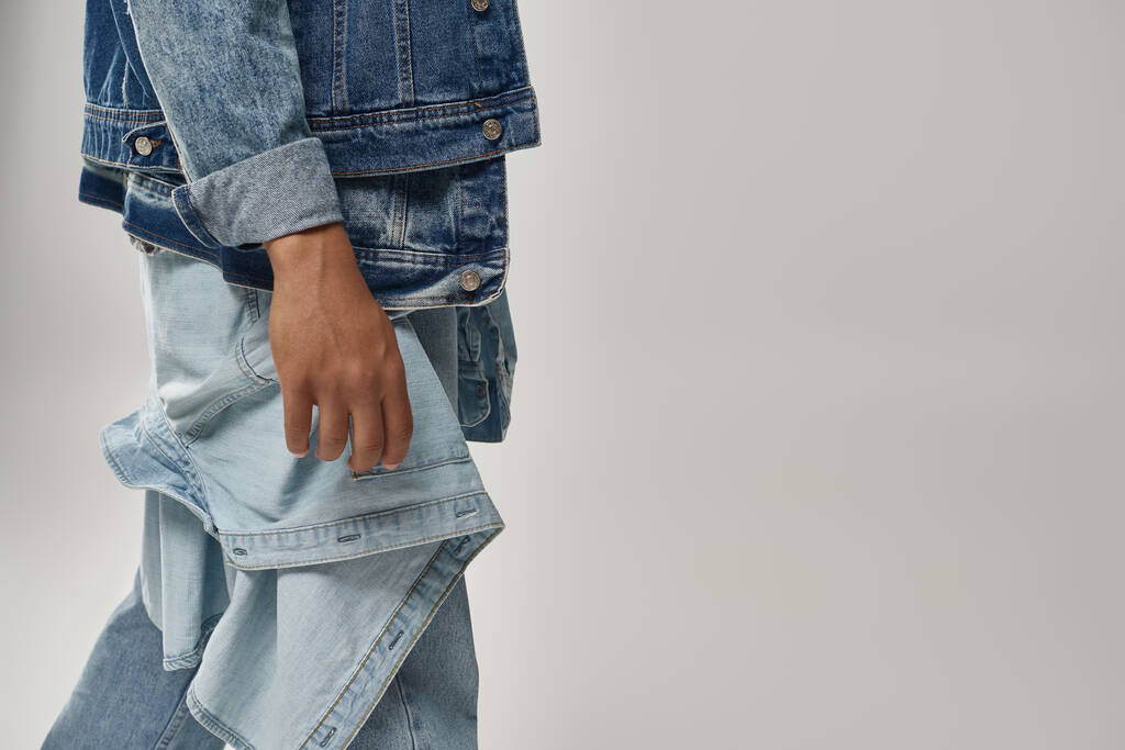 vista ritagliata di elegante modello afro americano maschile in posa in abito di jeans alla moda, concetto di moda - Foto, immagini