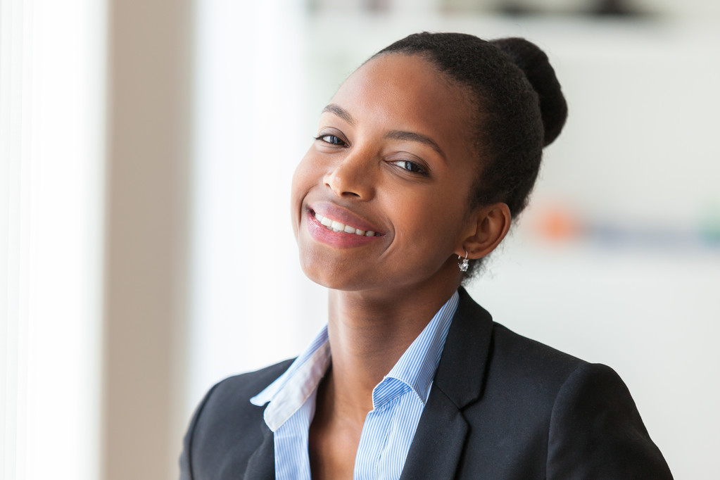 Portret van een jonge Afrikaanse Amerikaanse bedrijfsleven vrouw - zwarte pers - Foto, afbeelding