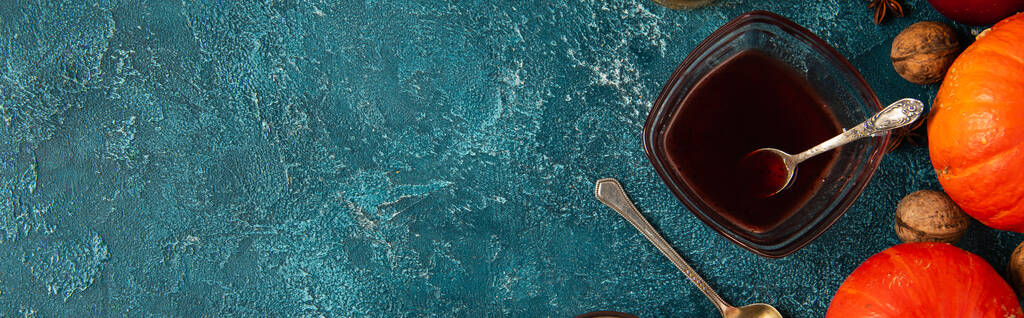 jarabe de arce cerca de calabazas de naranja y nueces sobre fondo de textura azul con espacio para copiar, pancarta - Foto, Imagen