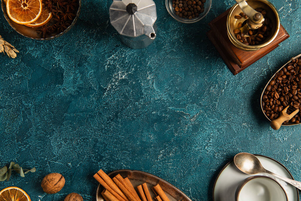 café thanksgiving, pot geyser et broyeur manuel près bâtons de cannelle sur la surface rustique bleue - Photo, image