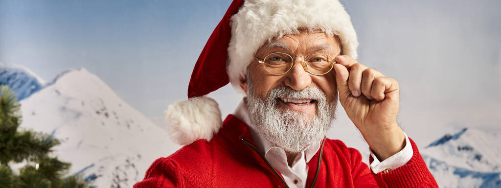 Gözlüklü, Noel Baba kostümlü neşeli adam kameraya bakıyor, kış konsepti, afiş - Fotoğraf, Görsel