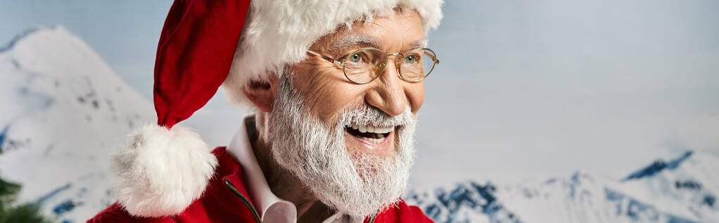 hombre barbudo blanco alegre en sombrero rojo y gafas sonriendo felizmente mirando hacia otro lado, concepto de invierno, bandera - Foto, imagen