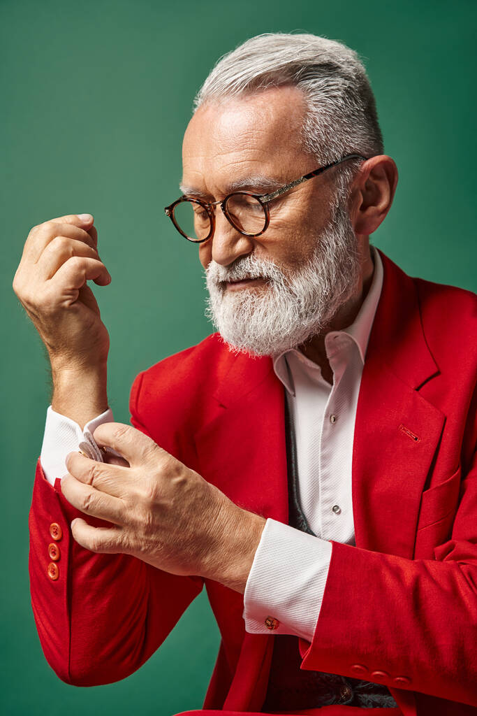 portrait du Père Noël élégant avec barbe et bouton de fixation des lunettes sur sa manche, concept d'hiver - Photo, image