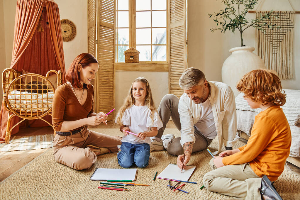 usmívající se rodiče a sourozenci kreslí na podlaze v moderním obývacím pokoji, tvůrčí činnost - Fotografie, Obrázek