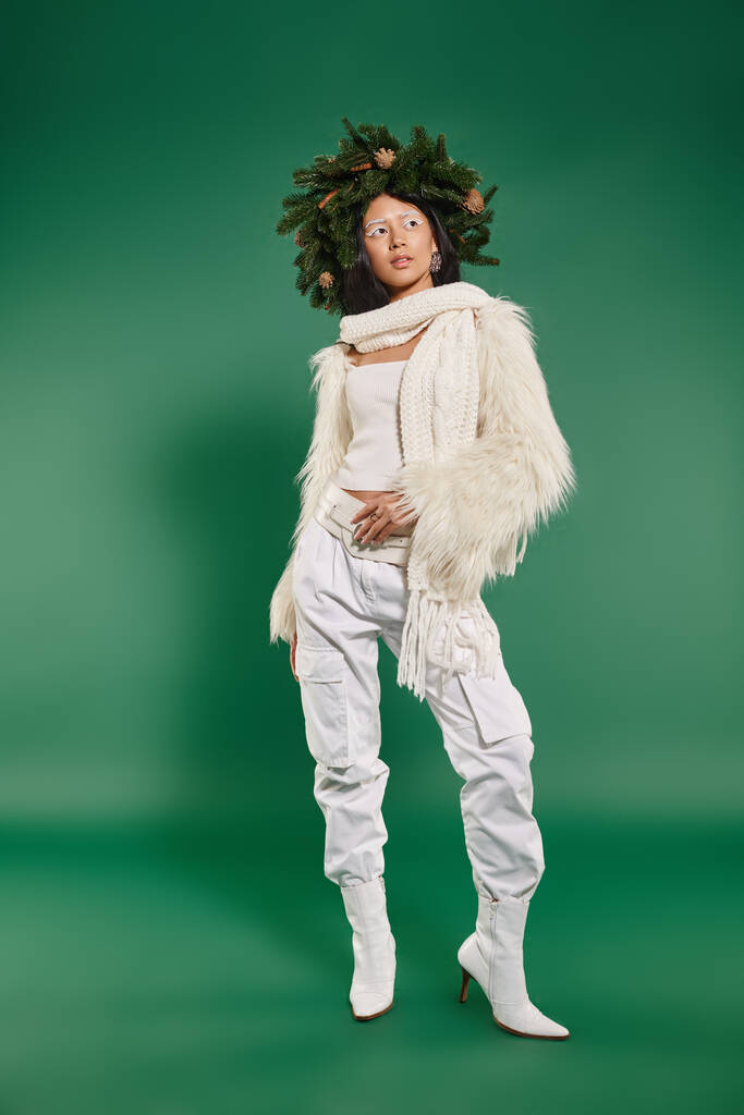 ünnepi szezon, ázsiai nő fehér smink és divatos ruhát pózol koszorú zöld háttér - Fotó, kép