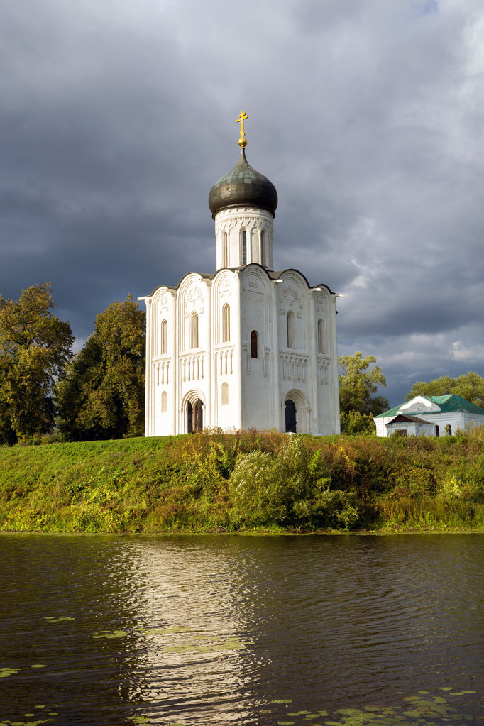 Μεσολάβηση της εκκλησίας της Παναγίας στον Nerl ποταμό. Ρωσία - Φωτογραφία, εικόνα