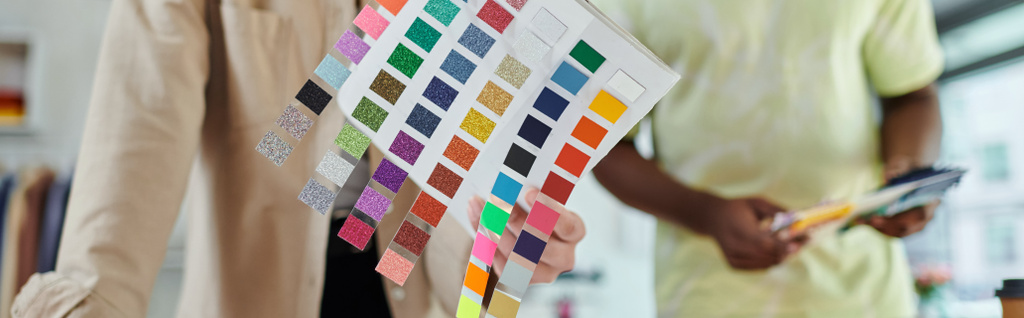 вибірковий фокус кольорових зразків поблизу обрізаних міжрасових дизайнерів у друкованій студії, банер - Фото, зображення