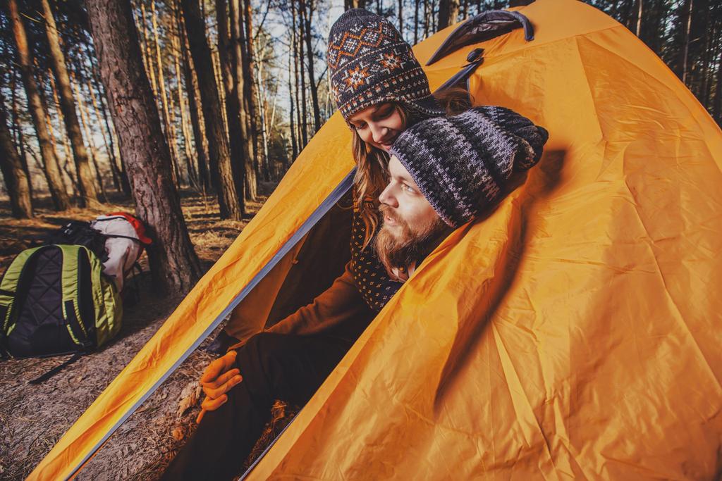 Ein paar Wanderer schlagen ein Zelt im Wald auf - Foto, Bild