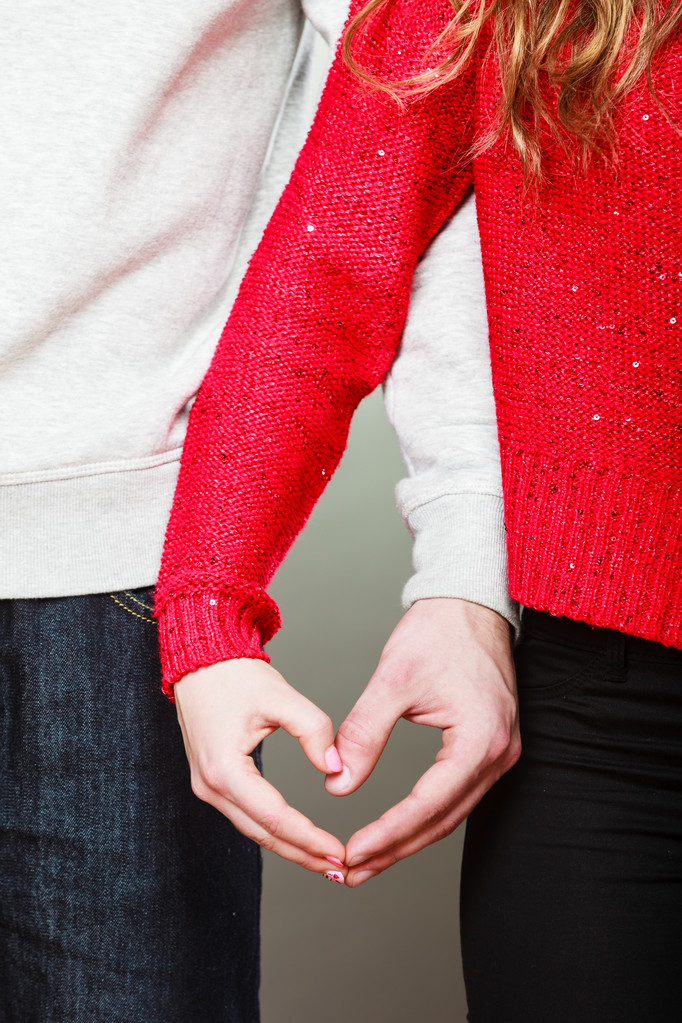 Молодая пара, придающая форму сердцу
 - Фото, изображение