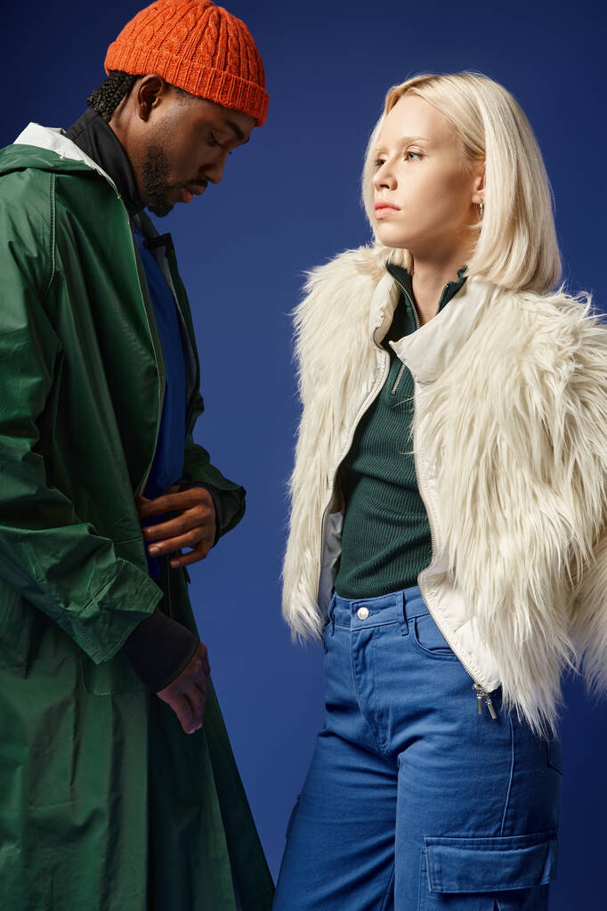 coppia multietnica posa in abbigliamento invernale con montagna sullo sfondo, uomo e donna afroamericano - Foto, immagini