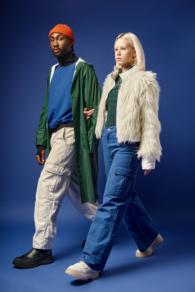 мультиетнічна пара позує в зимовому вбранні з горою на фоні афроамериканця і жінки - Фото, зображення