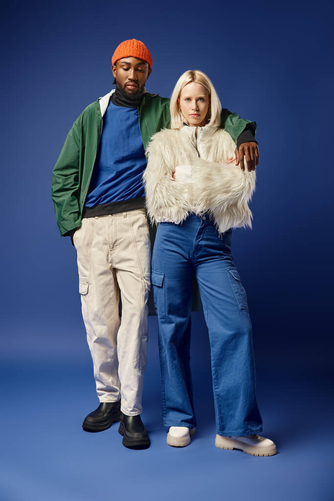 casal multiétnico posando em trajes de inverno com montanha no pano de fundo, homem e mulher afro-americanos - Foto, Imagem