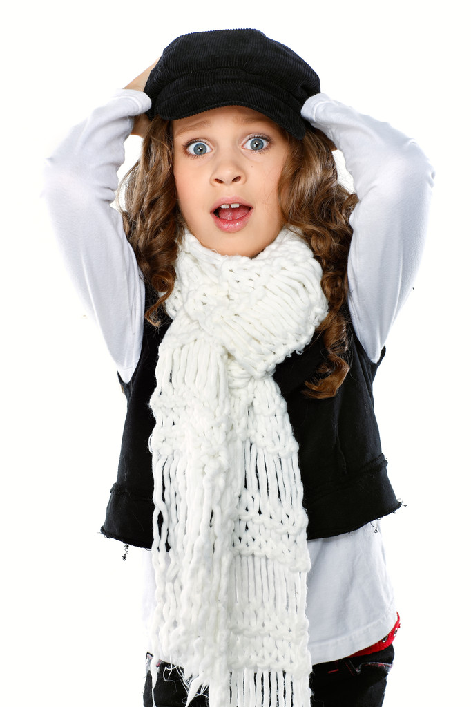 ein kleines schönes Mädchen ist in Herbstkleidung, isoliert auf weißem Hintergrund - Foto, Bild