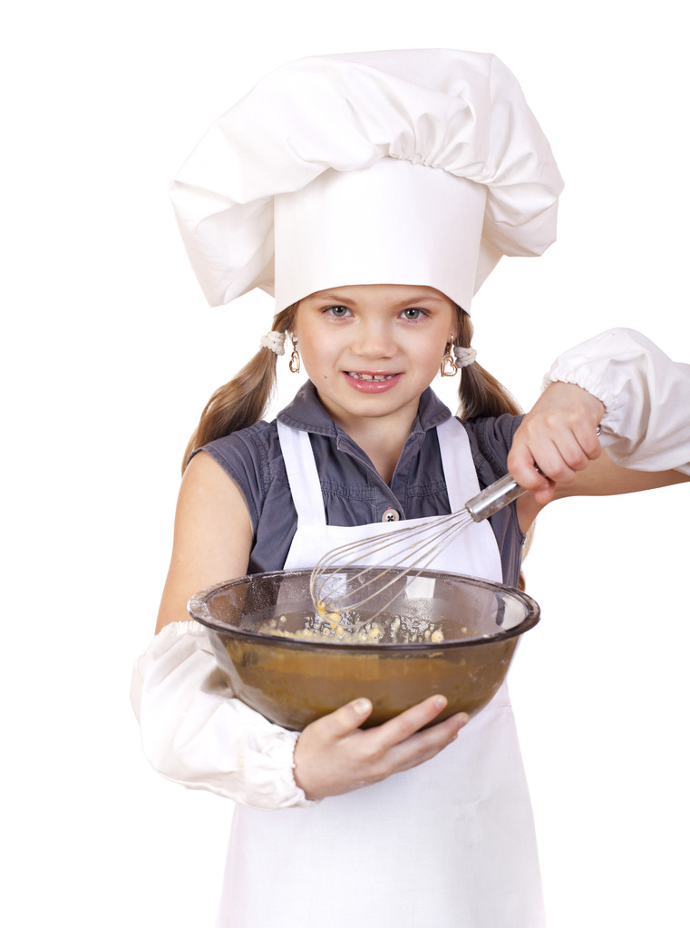 Mały kucharz dziewczyna Baty trzepaczka jajka w duży talerz - Zdjęcie, obraz