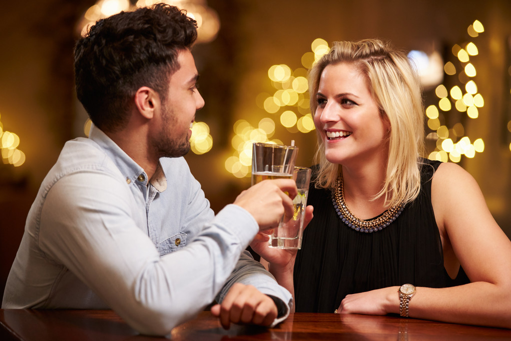coppia godendo bevande in bar
 - Foto, immagini