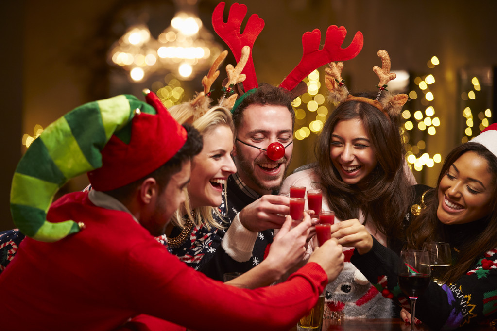 Группа друзей, наслаждающихся рождественскими напитками
 - Фото, изображение