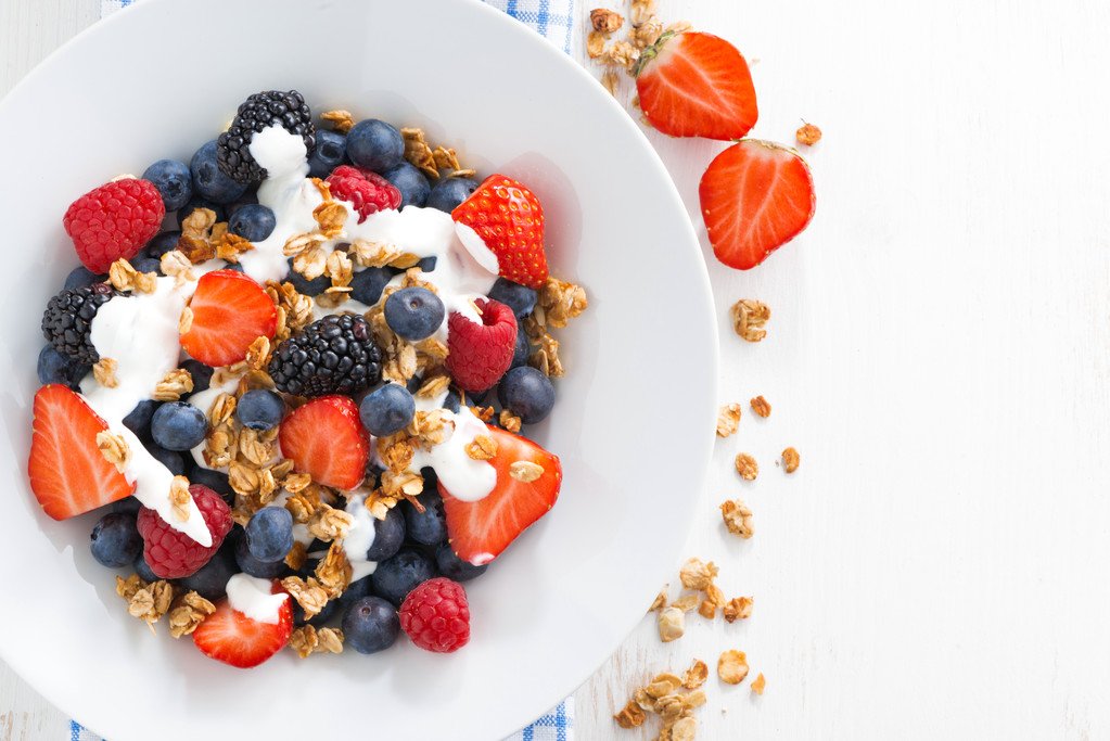 petits fruits frais, yaourt et granola maison pour le petit déjeuner, horizo
 - Photo, image