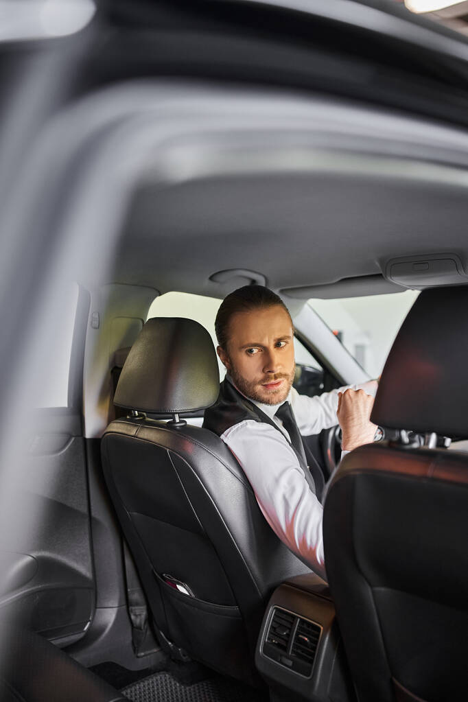 homem de negócios elegante de boa aparência com estilo dapper requintado sentado ao volante - Foto, Imagem
