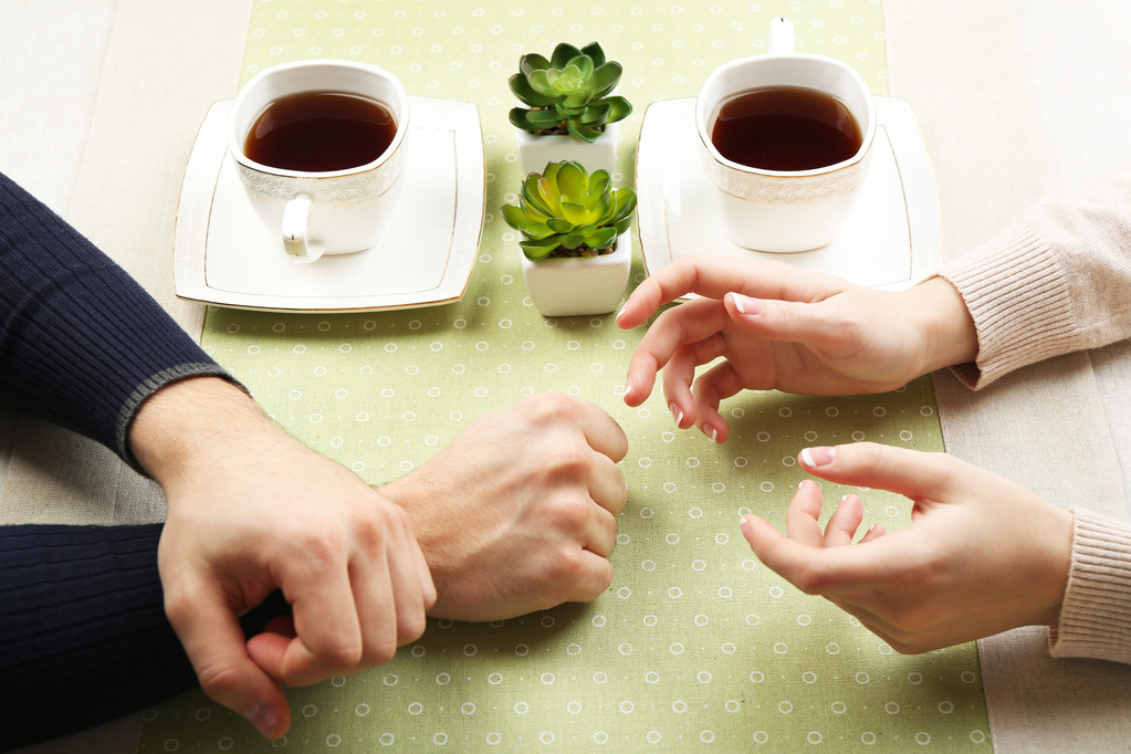 Mani femminili e maschili con tazze di tè, primo piano
 - Foto, immagini