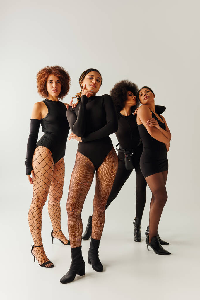quatro mulheres africanas atraentes americanas em trajes de sedução negra posando juntas, conceito de moda - Foto, Imagem
