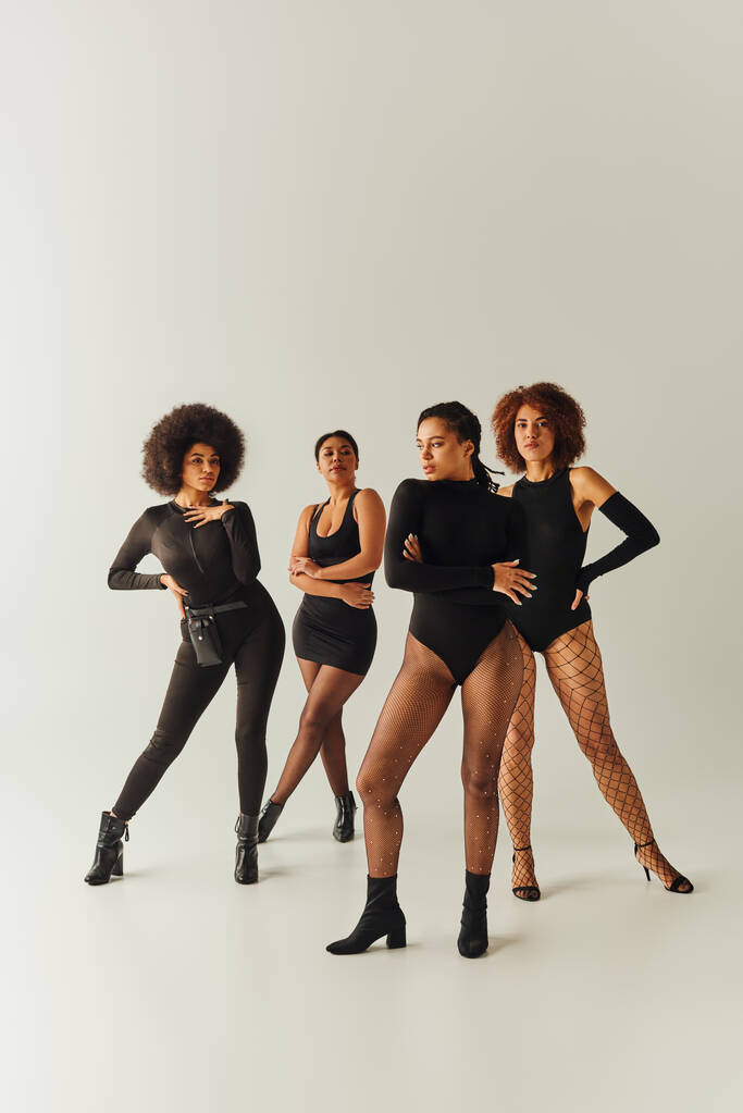 atrativo jovem afro-americano feminino amigos em preto atraente bodysuits, conceito de moda - Foto, Imagem