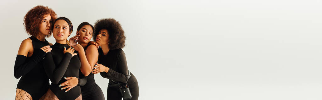 atraente mulheres americanas africanas sexy em bodysuits elegantes pretos posando juntos, moda, banner - Foto, Imagem