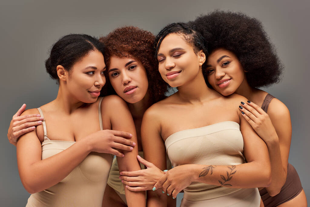 belles femmes afro-américaines gaies en sous-vêtements passer du bon temps ensemble, concept de mode - Photo, image