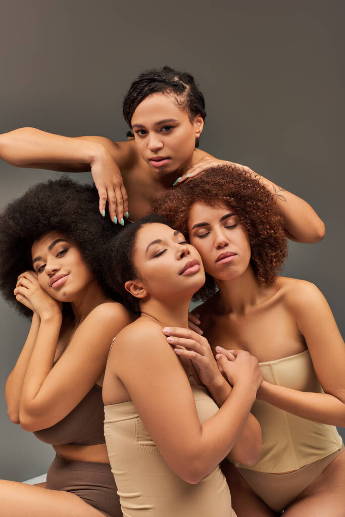 Pastel iç çamaşırlı çekici Afro-Amerikan kadınları kameraya bakıyor, moda kavramı. - Fotoğraf, Görsel
