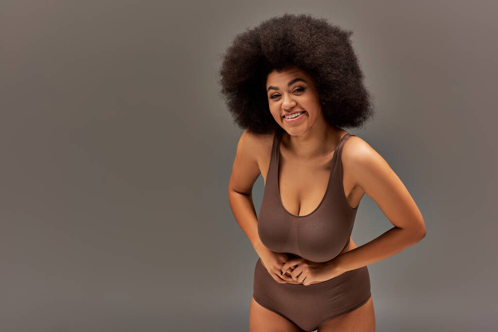 fröhlich afrikanisch-amerikanisches Model in pastellfarbener Unterwäsche glücklich lächelnd, Modekonzept - Foto, Bild