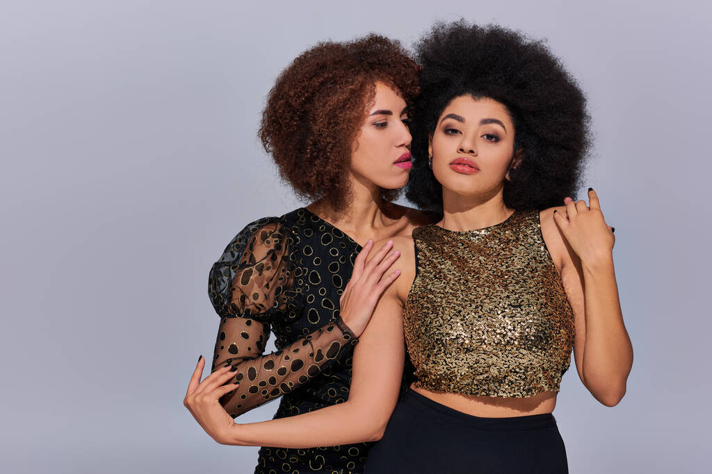 İki güzel afro-amerikan bayan arkadaşı birlikte zaman geçiriyorlar aktif olarak parti yapıyorlar, moda - Fotoğraf, Görsel
