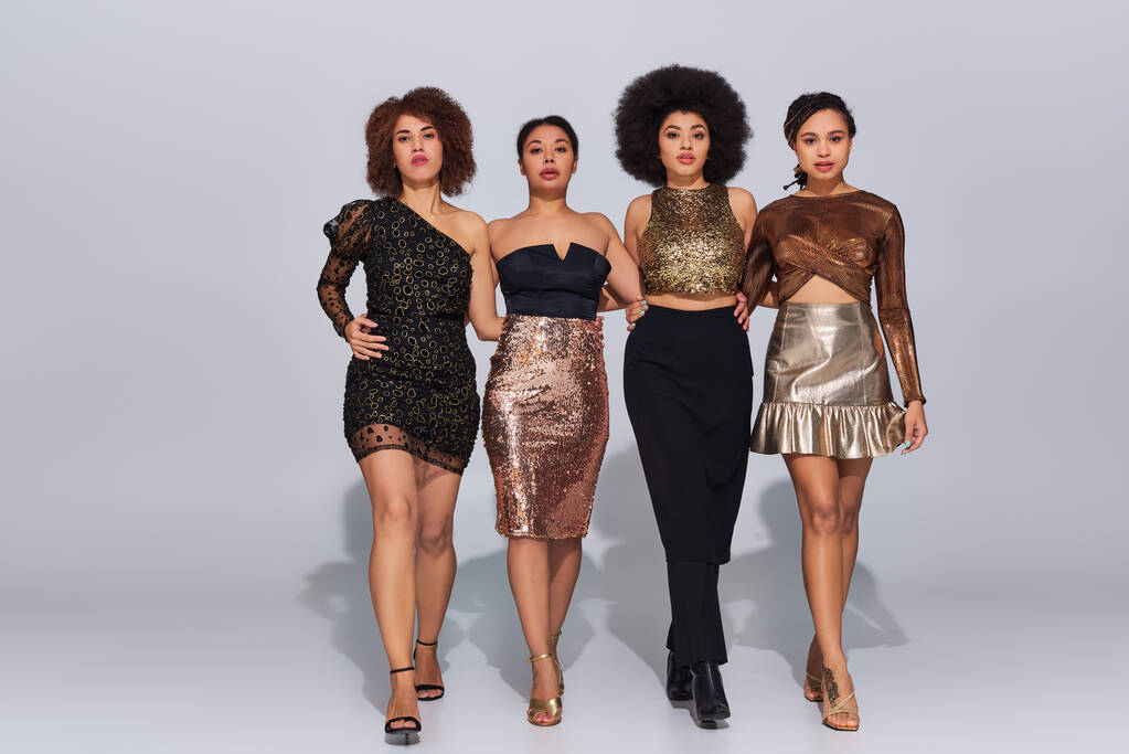 cuatro mujeres afroamericanas atractivas en trajes de fiesta pasar tiempo juntos, concepto de moda - Foto, imagen