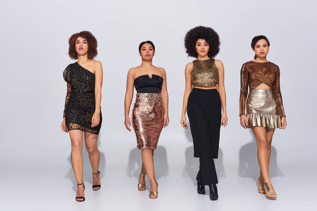 cuatro mujeres afroamericanas atractivas en trajes de fiesta pasar tiempo juntos, concepto de moda - Foto, Imagen