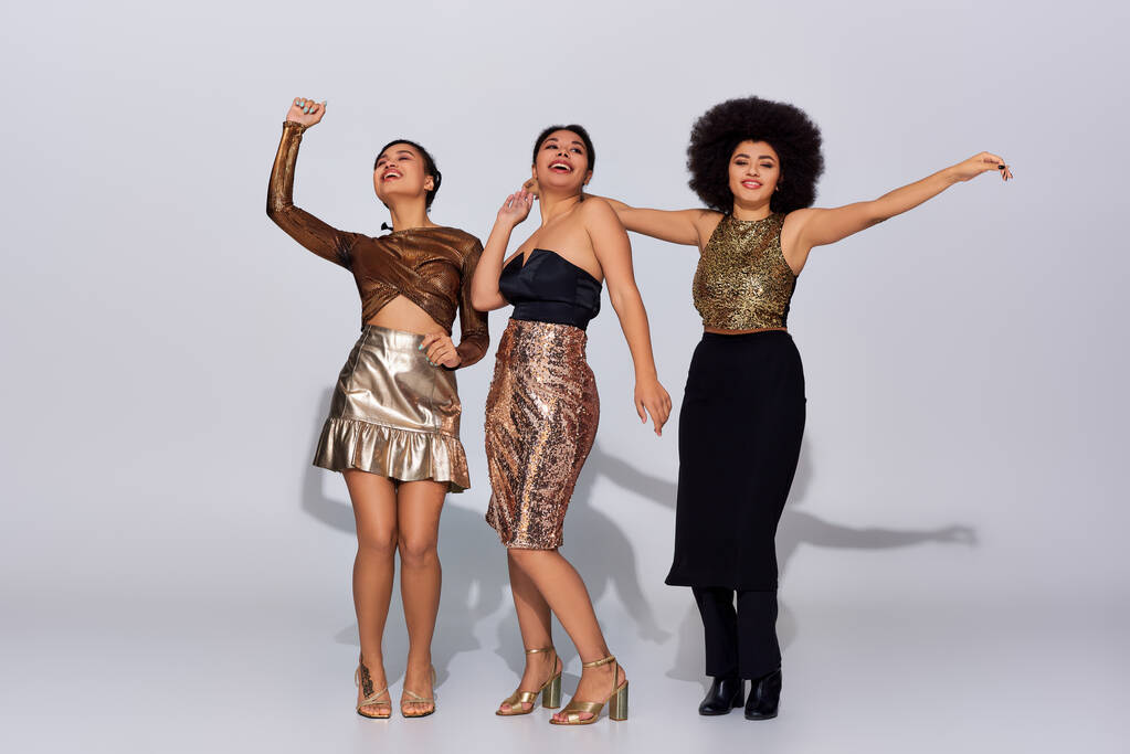 joyeuses femmes afro-américaines en tenue festive avec des paillettes faisant la fête ensemble, concept de mode - Photo, image