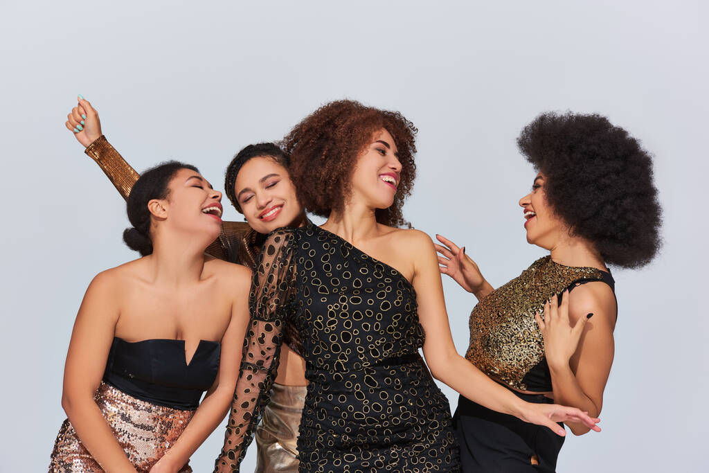 τέσσερις ελκυστικές νεαρές αφροαμερικανίδες φίλες που διασκεδάζουν με γιορτινές ενδυμασίες, fashion concept - Φωτογραφία, εικόνα