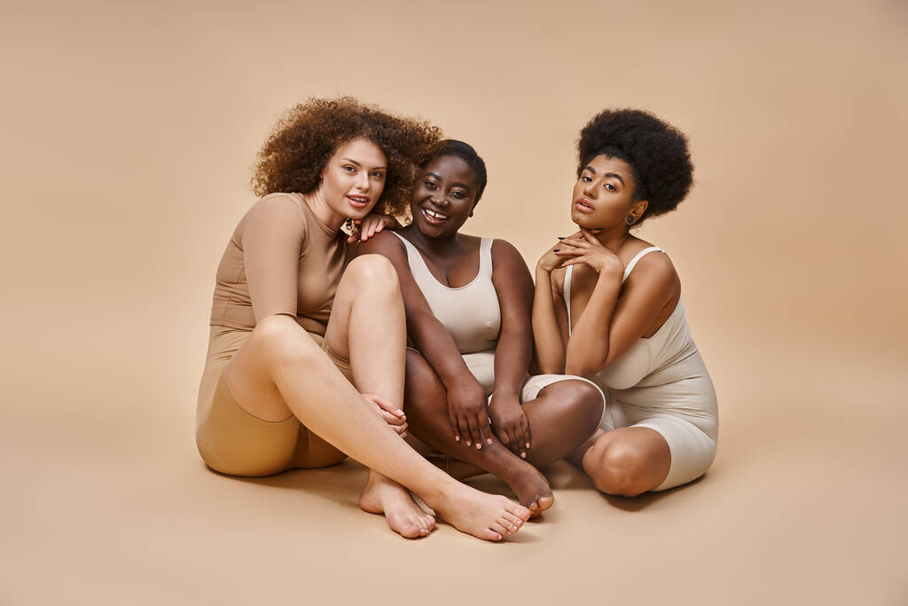 täyspitkä monikulttuurinen plus koko tyttöystäviä alusvaatteet istuu beige, itseilmaisun - Valokuva, kuva