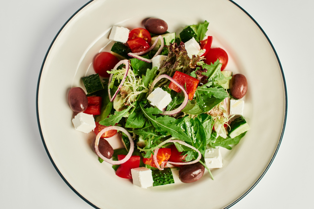 foto vista dall'alto del piatto con insalata greca gustosa appena fatta su sfondo grigio, mangiare sano - Foto, immagini