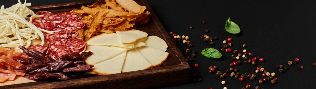 Чарч'є дошка з вибором гастрономічного сиру, сушеною яловичиною та скибочками салямі на чорному, банер - Фото, зображення