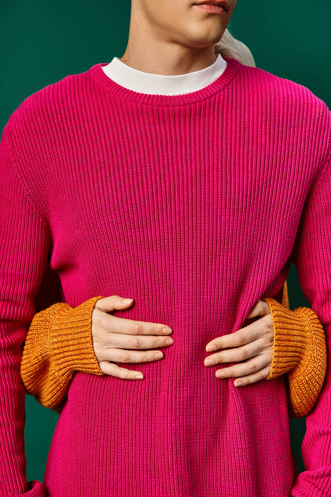 bijgesneden weergave van vrouw knuffelen vriendje in roze gebreide trui, handen van liefdevol paar - Foto, afbeelding
