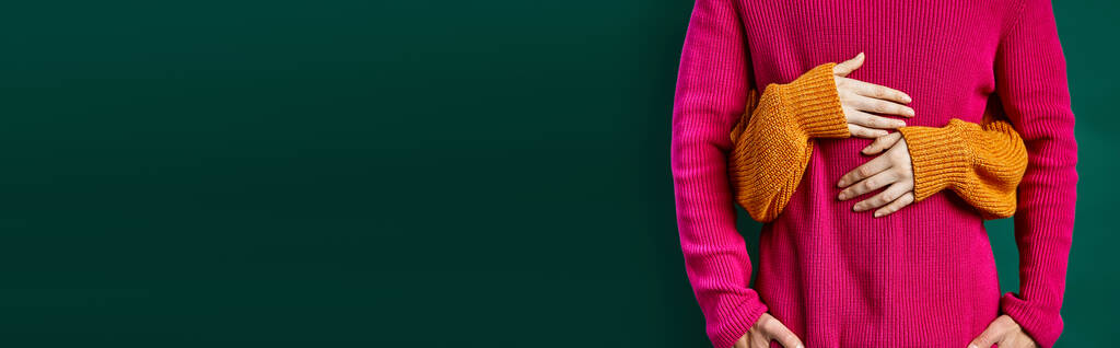 vista ritagliata della donna che abbraccia il fidanzato in maglione a maglia rosa, mani di banner coppia amorevole - Foto, immagini