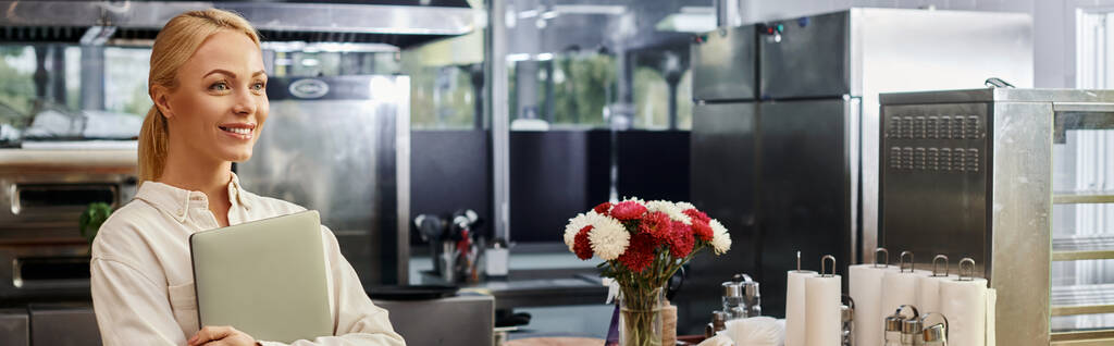 onnellinen blondi naispuolinen johtaja kannettavalla tietokoneella etsii pois moderni viihtyisä kahvila, vaakasuora banneri - Valokuva, kuva
