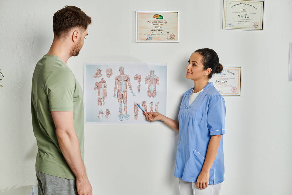 médico alegre atraente mostrando esquemas de anatomia para seu paciente durante a consulta, cuidados de saúde - Foto, Imagem