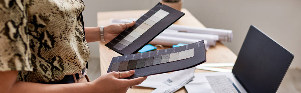 vista cortada de estilista mulher com amostras de cor perto de laptop com tela em branco no atelier, banner - Foto, Imagem