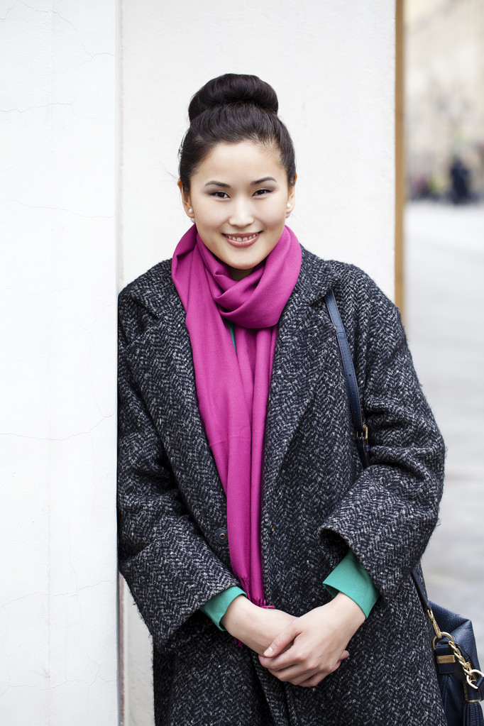 Młoda kobieta Azji chodzenie na spring City – miasto w Rosji - Zdjęcie, obraz