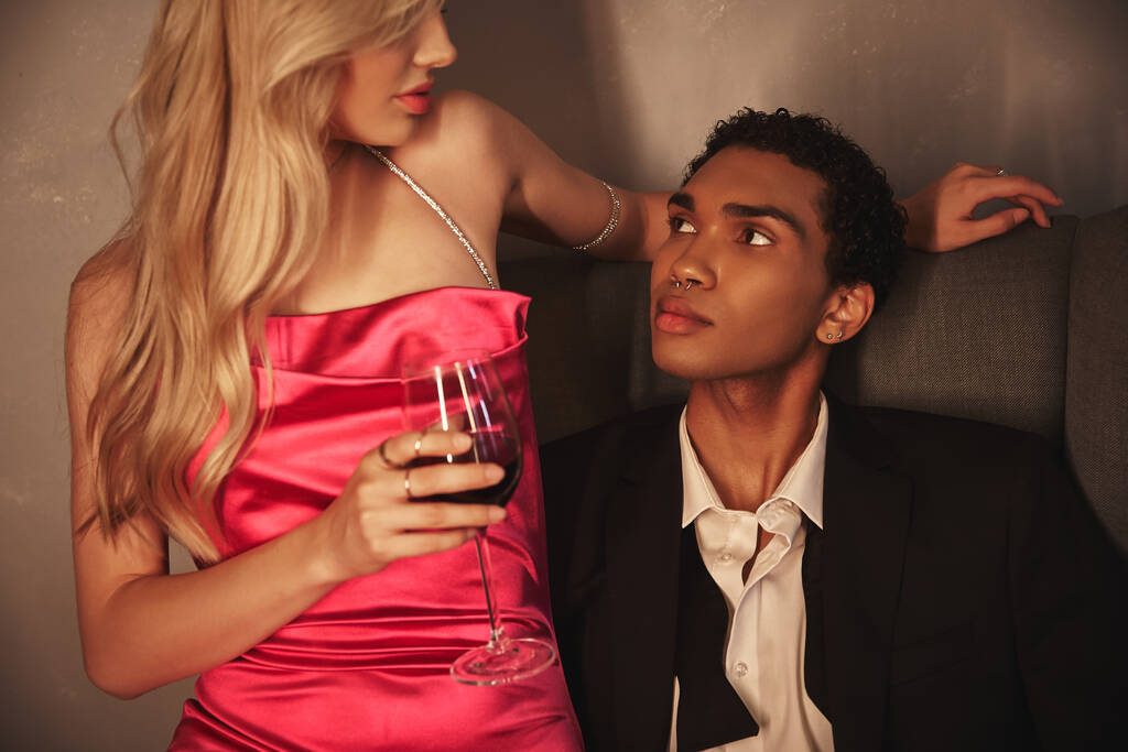 schöner junger afrikanisch-amerikanischer Mann mit durchbohrter Nase, der seine attraktive Freundin liebevoll betrachtet - Foto, Bild