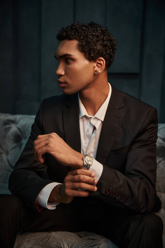 attraktive junge afrikanisch-amerikanische männliche Modell in schickem Anzug mit Accessoires posieren und wegschauen - Foto, Bild