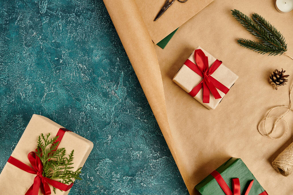 artículos de decoración de bricolaje cerca de cajas de regalo con cintas rojas en la superficie de textura azul, telón de fondo de Navidad - Foto, Imagen
