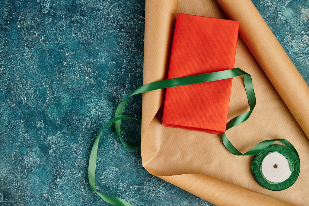 caixa de presente vermelho e papel artesanal com fita decorativa em fundo azul texturizado, presente de Natal diy - Foto, Imagem