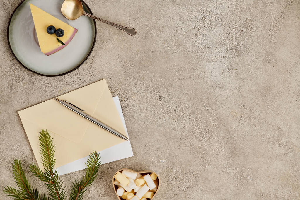 Noel teması, posta zarfları ve pudingin yanındaki kalem ve grinin üzerinde lokum olan sıcak çikolata. - Fotoğraf, Görsel